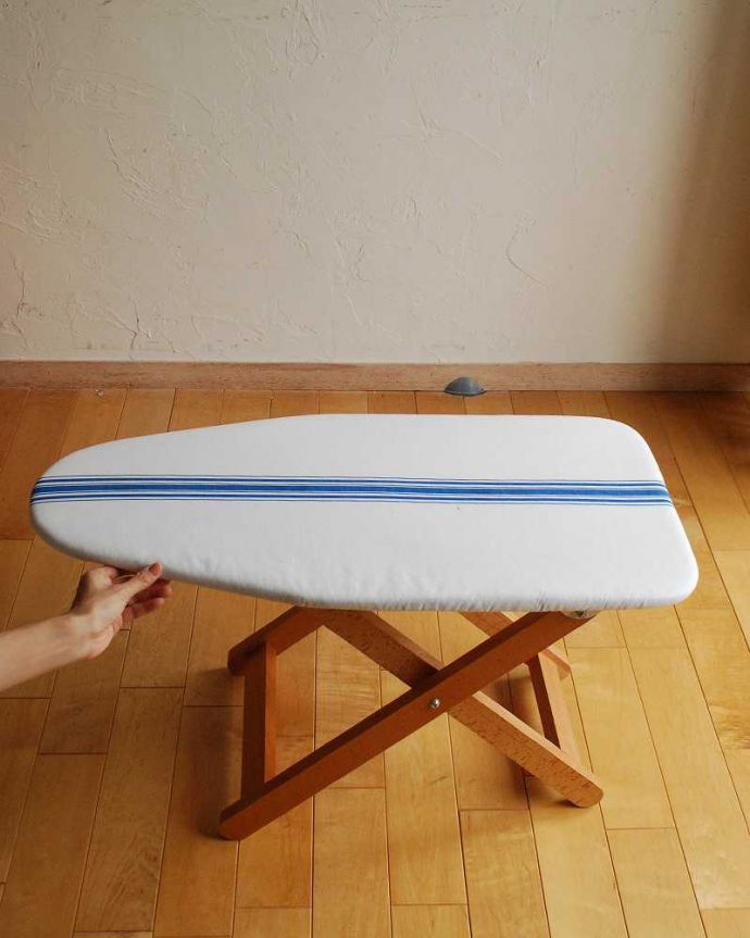 その他インテリア雑貨　インテリア雑貨　ブルーのストライプが爽やか　木製のアイロニングボード　Ｓ 。そのまま出していてもかわいいデザインです。(n16-153)