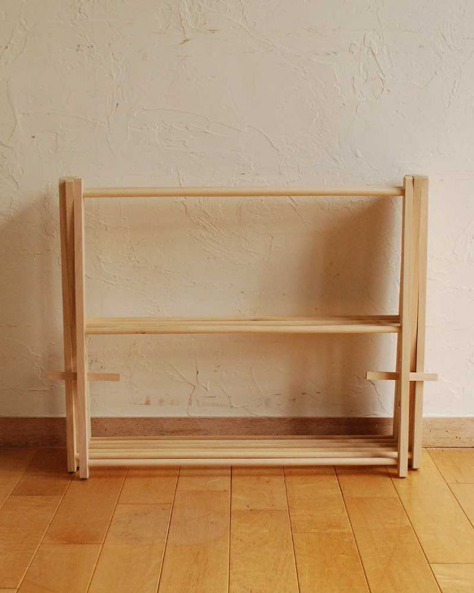 その他インテリア雑貨　インテリア雑貨　ビーチウッドのナチュラルな木製物干しスタンド（クロスドライヤー）。使わない時はこのように折り畳んで、ちょっとしたスペースに収納できるので邪魔になりません。(n16-157)