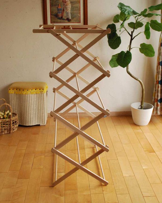 その他インテリア雑貨　インテリア雑貨　ビーチウッドのナチュラルな木製物干しスタンド（クロスドライヤー）。高さ110cmの状態です。(n16-157)