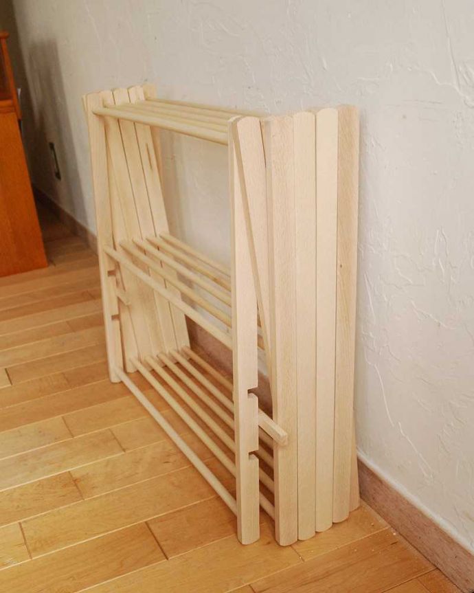 その他インテリア雑貨　インテリア雑貨　ビーチウッドのナチュラルな木製物干しスタンド（クロスドライヤー）。畳むと厚みが約13cmに。(n16-157)