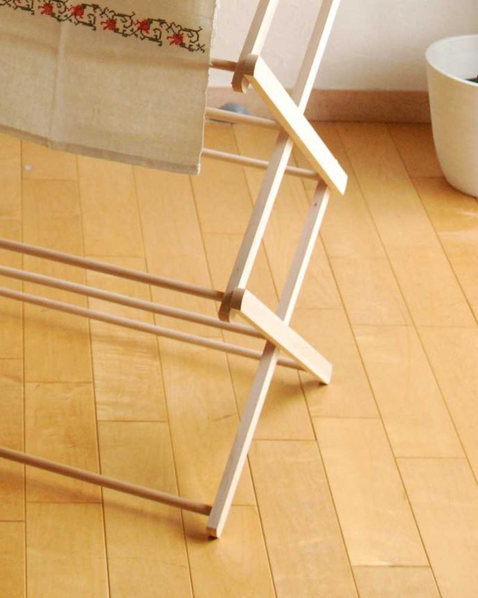 その他インテリア雑貨　インテリア雑貨　ビーチウッドのナチュラルな木製物干しスタンド（クロスドライヤー）。脚先はこんな感じ。(n16-157)