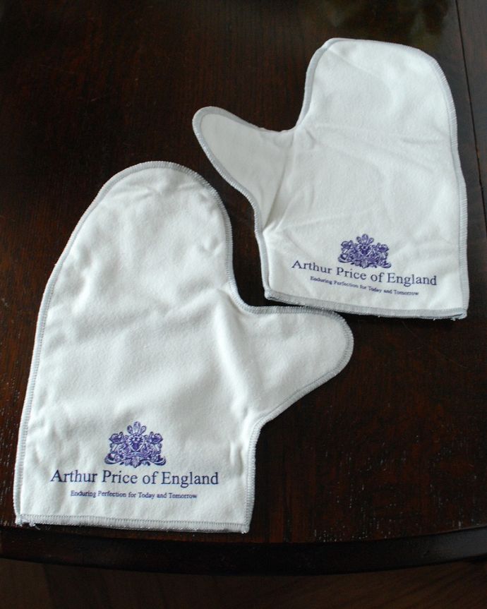 その他インテリア雑貨　インテリア雑貨　英国の老舗カトラリーメーカー、アーサープライス社の専用シルバークリーニングミット。２枚１セットです英国王室御用達アーサープライス社のロゴもかっこいいクリーニングミットです。(n16-159)
