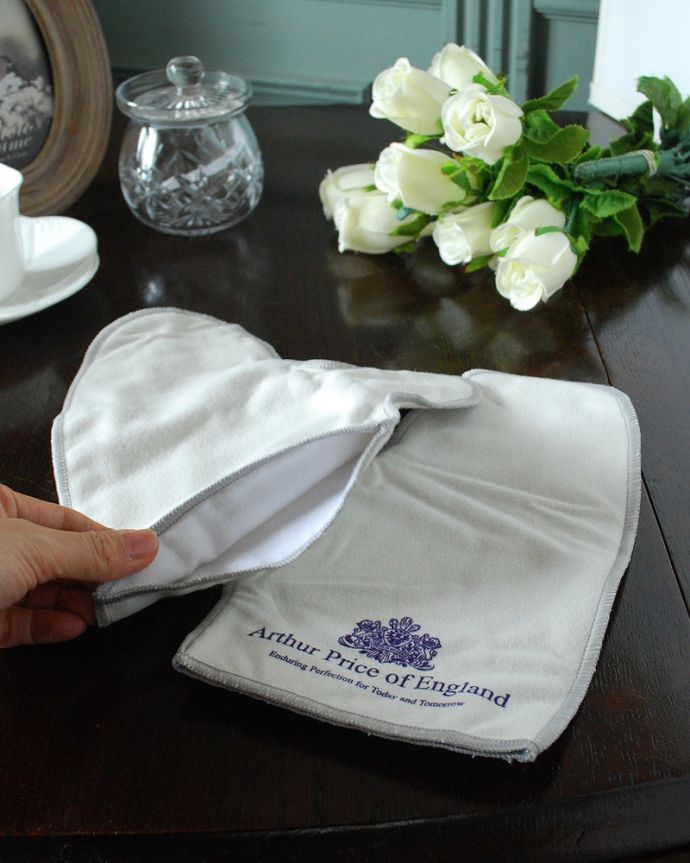 その他インテリア雑貨　インテリア雑貨　英国の老舗カトラリーメーカー、アーサープライス社の専用シルバークリーニングミット。使いやすいミットタイプですミットの中に手を入れて使うので、簡単にシルバーのお手入れができます。(n16-159)