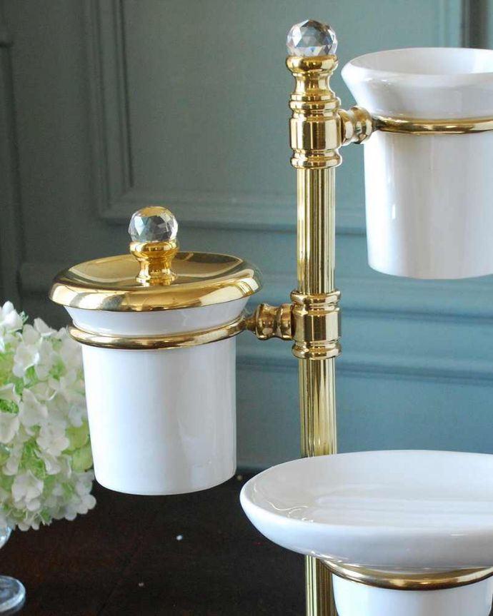 その他インテリア雑貨　インテリア雑貨　イタリアからやって来たおしゃれな雑貨、真鍮製コスメツリー。高級感たっぷりの真鍮製イタリア生まれらしくゴージャスな雰囲気のコスメツリーは身支度する時間を特別なものにしてくれます。(n16-161)