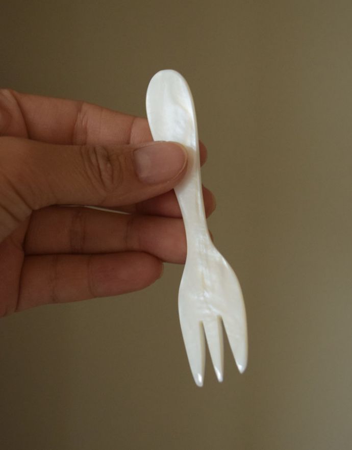 ダイニング雑貨　インテリア雑貨　シェルで作られた　フォーク。シェルで作られた可愛いフォークです。(n18-042)
