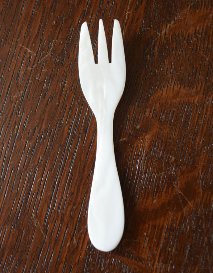 ダイニング雑貨　インテリア雑貨　シェルで作られた　フォーク。シェルの優しい光沢を感じられます。(n18-042)