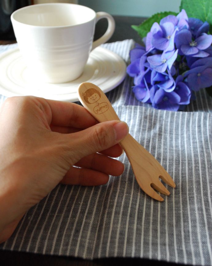ダイニング雑貨　インテリア雑貨　子供に優しい木のカトラリー（女の子）。木製の可愛いフォークです。(n18-113)
