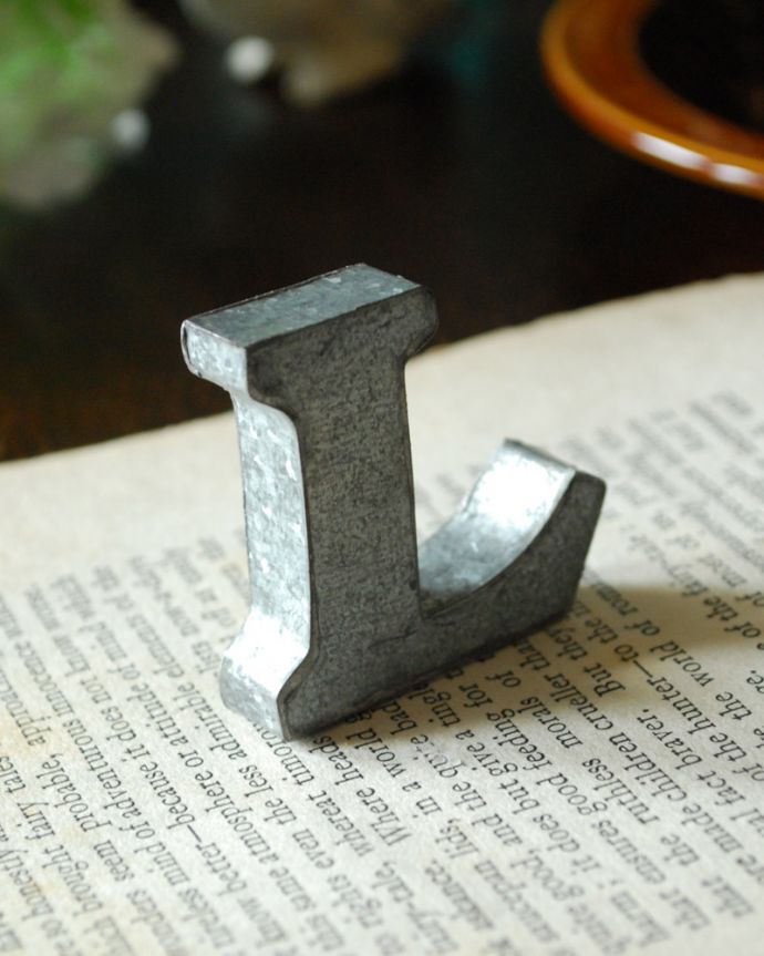 リビング雑貨　インテリア雑貨　アンティーク風のミニブリキアルファベットオブジェ（L）。アンティーク風の加工がされているので雰囲気があります。(n18-187)