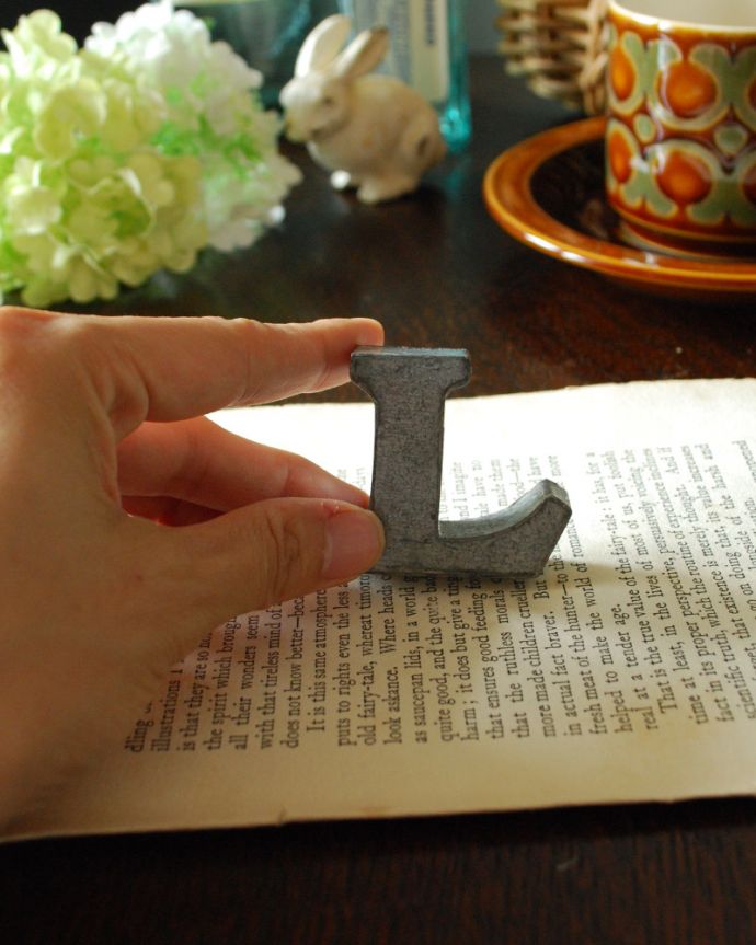 リビング雑貨　インテリア雑貨　アンティーク風のミニブリキアルファベットオブジェ（L）。厚みがあるので、そのまま置いても安定感があります。(n18-187)