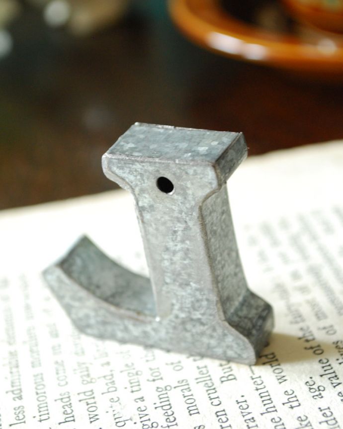 リビング雑貨　インテリア雑貨　アンティーク風のミニブリキアルファベットオブジェ（L）。ビス穴があるので、壁に取り付けることもできます。(n18-187)