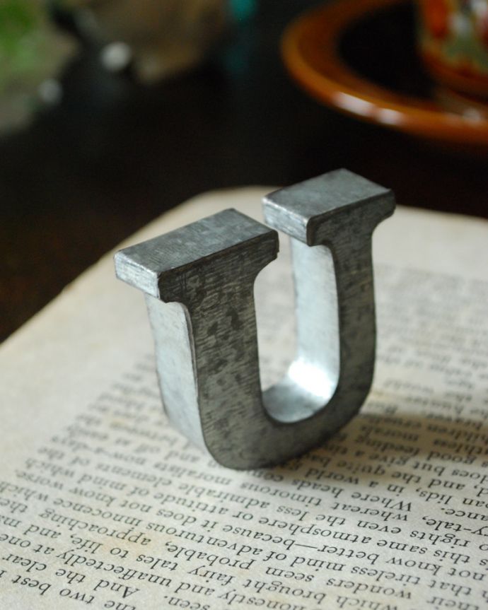 リビング雑貨　インテリア雑貨　アンティーク風のミニブリキアルファベットオブジェ（U）。アンティーク風の加工がされているので雰囲気があります。(n18-188)