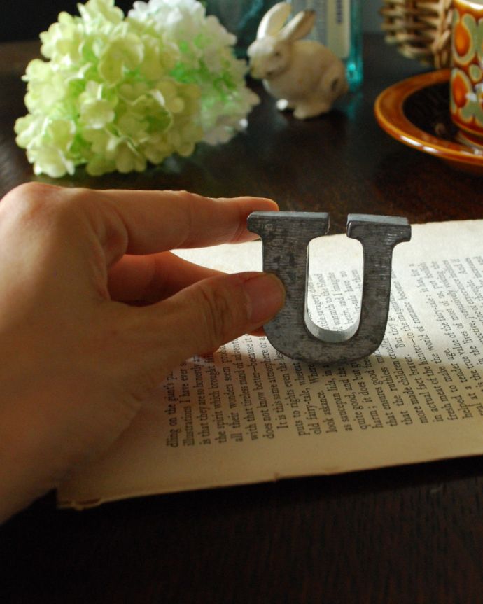 リビング雑貨　インテリア雑貨　アンティーク風のミニブリキアルファベットオブジェ（U）。厚みがあるので、そのまま置いても安定感があります。(n18-188)