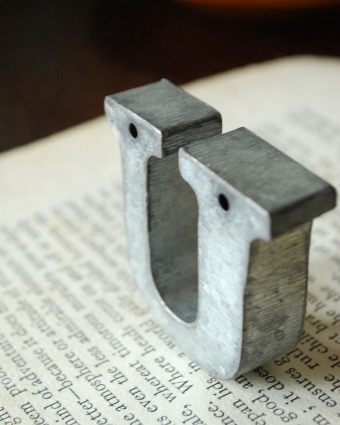 リビング雑貨　インテリア雑貨　アンティーク風のミニブリキアルファベットオブジェ（U）。ビス穴があるので、壁に取り付けることもできます。(n18-188)