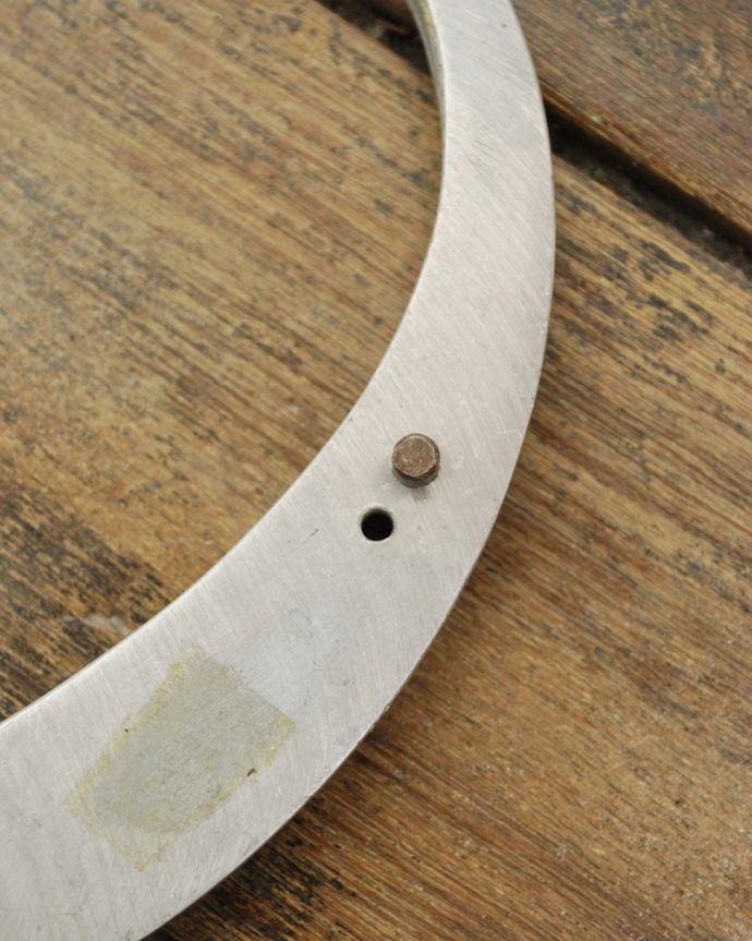 リビング雑貨　インテリア雑貨　アルファベットプレート（O）。ビス穴があるので、壁に取り付けることもできます。(n18-197)