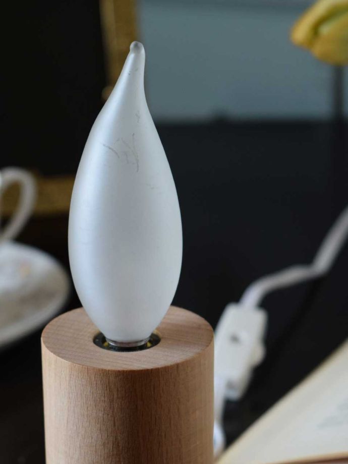 キャンドルデザインのテーブルランプ