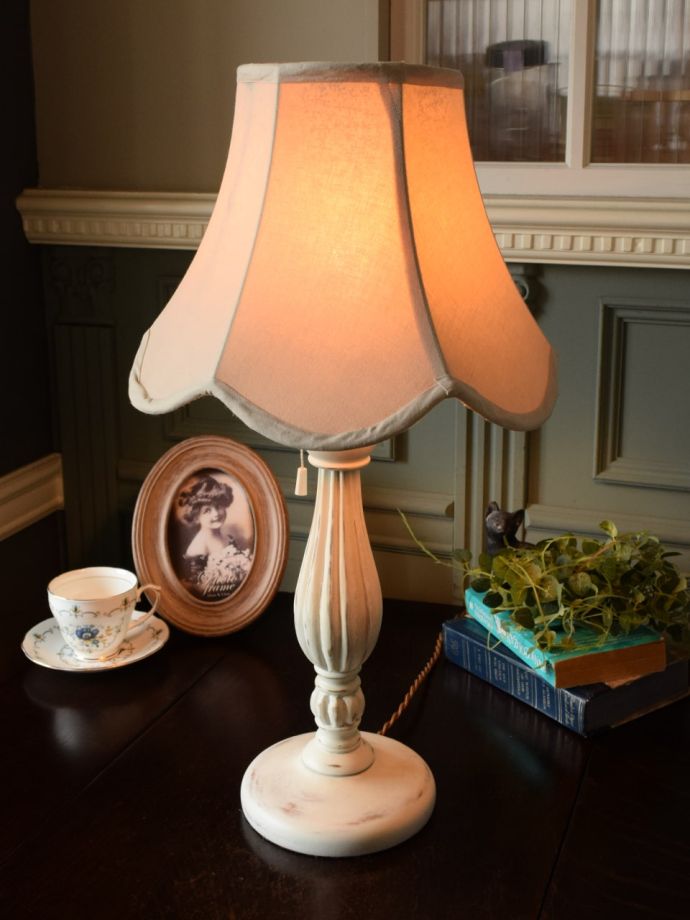 アンティーク風のテーブルランプ