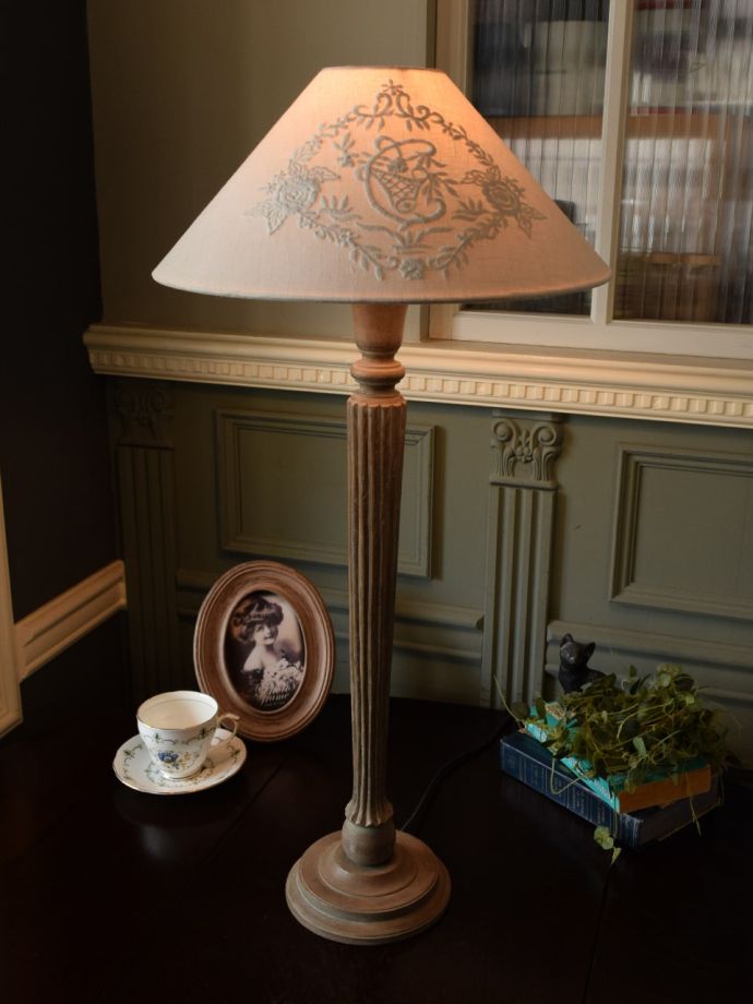 フランスから届いたおしゃれなスタンドライト、アンティーク風の照明
