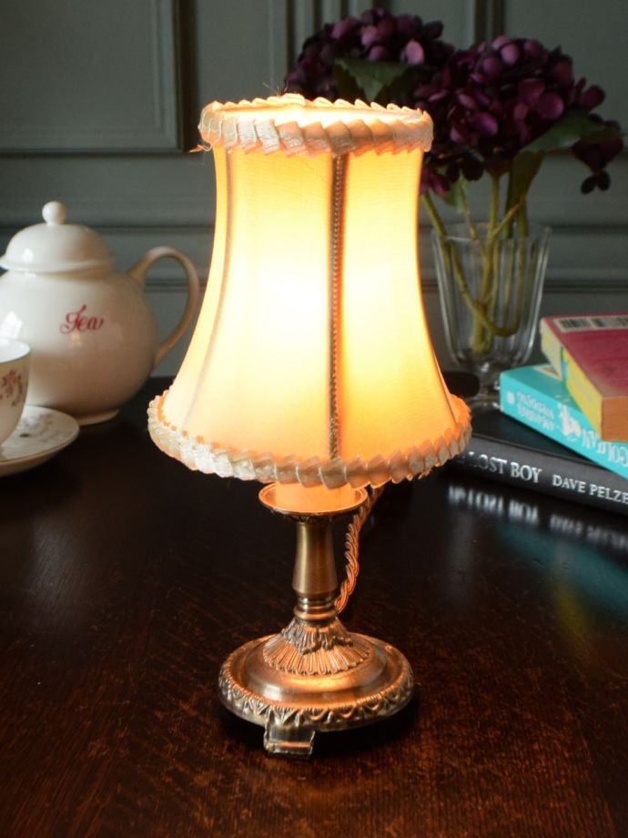 シェードが可愛いテーブルランプ