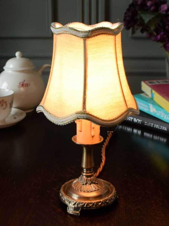 おしゃれな布シェードを被せた真鍮製のテーブルランプ、気軽に楽しめる