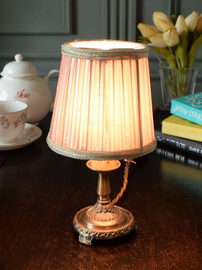 プリーツシェードが可愛いテーブルランプ