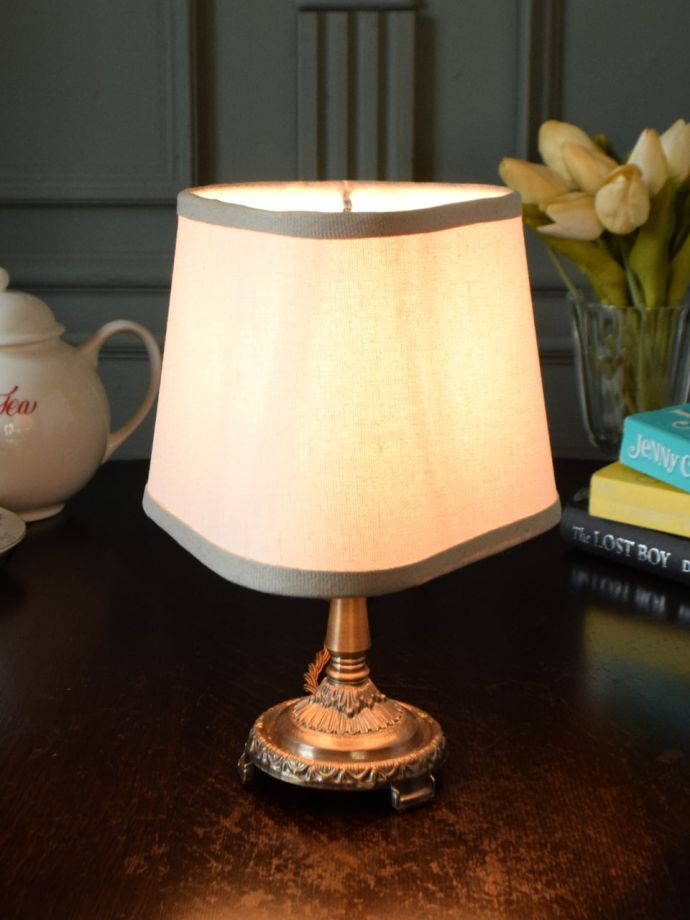 シェードが可愛いテーブルランプ