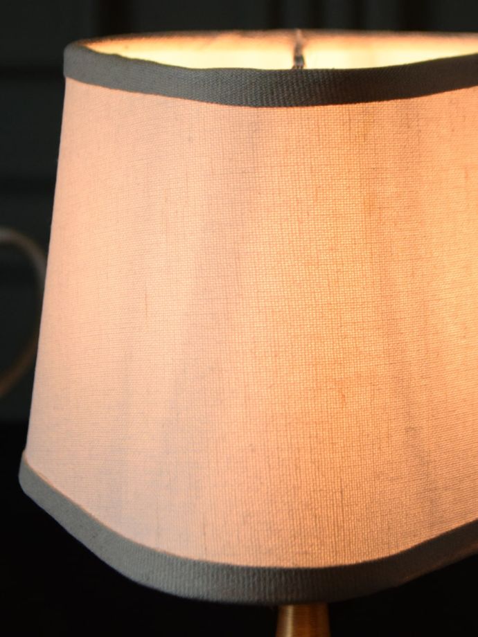 シンプルデザインの布シェード