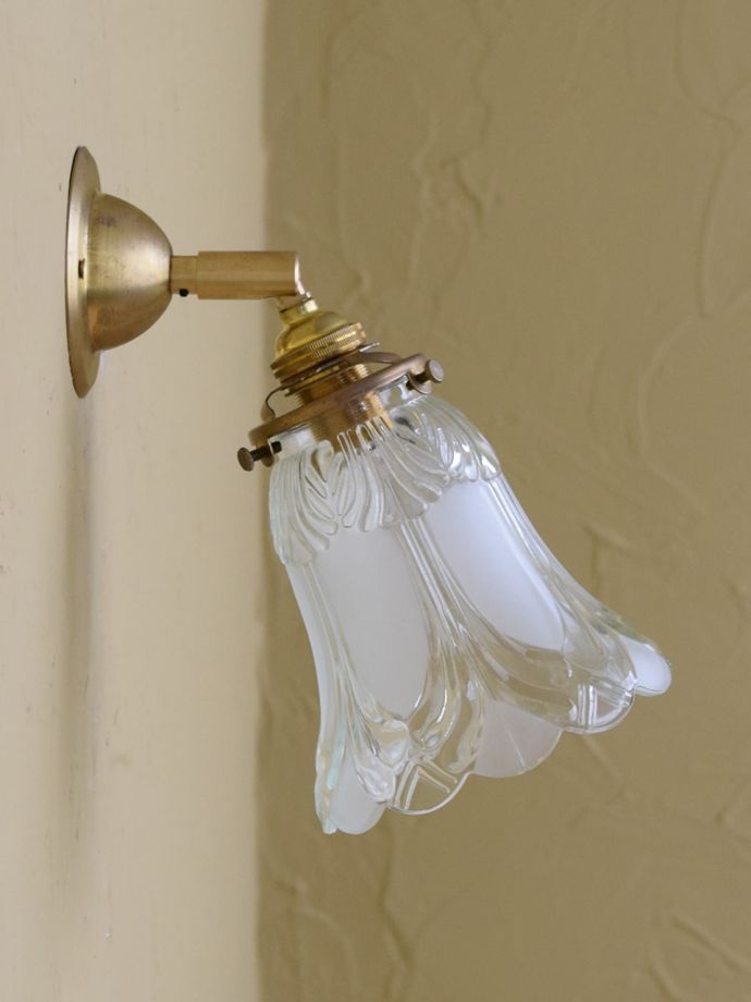 壁付け照明の側面