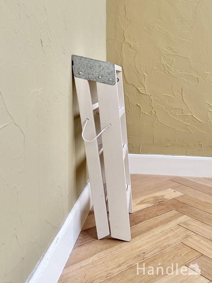 脚立を閉じた状態