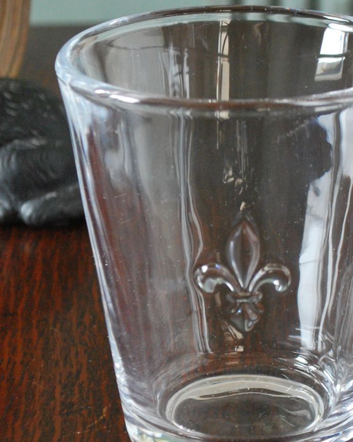 ダイニング雑貨　インテリア雑貨　百合の紋章が型押しされたおしゃれなグラス （フルール ド リス）。百合の紋章が入ったグラスまるで中世のヨーロッパの紋章をイメージしたような百合の模様が型押しされたおしゃれなグラスです。(n2-043)