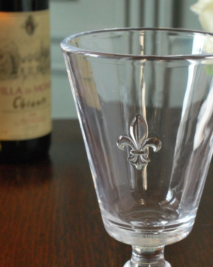 ダイニング雑貨　インテリア雑貨　百合の紋章が型押しされたおしゃれな脚付きグラス(アクアグラス) 。百合の紋章が入ったグラスまるで中世のヨーロッパの紋章をイメージしたような百合の模様が型押しされたおしゃれなグラスです。(n2-044)