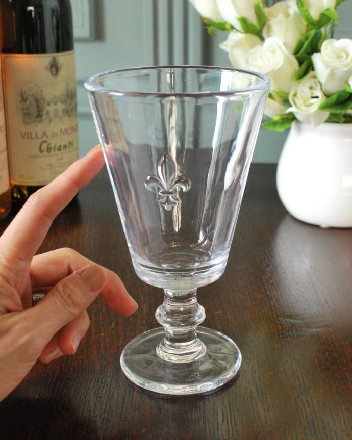 ダイニング雑貨　インテリア雑貨　百合の紋章が型押しされたおしゃれな脚付きグラス(アクアグラス) 。大きさはコレくらい内容量は300ｍLです。(n2-044)