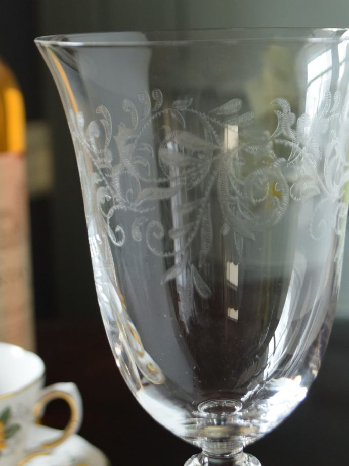 おしゃれなクリスタルガラスのワイングラス