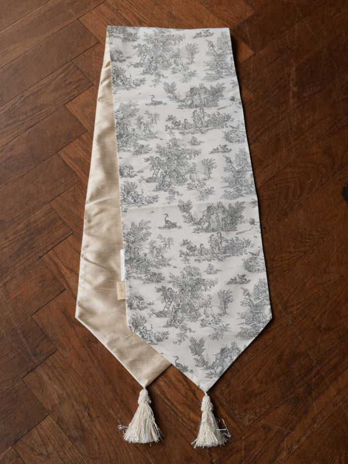 タッセル付きのテーブルランナー