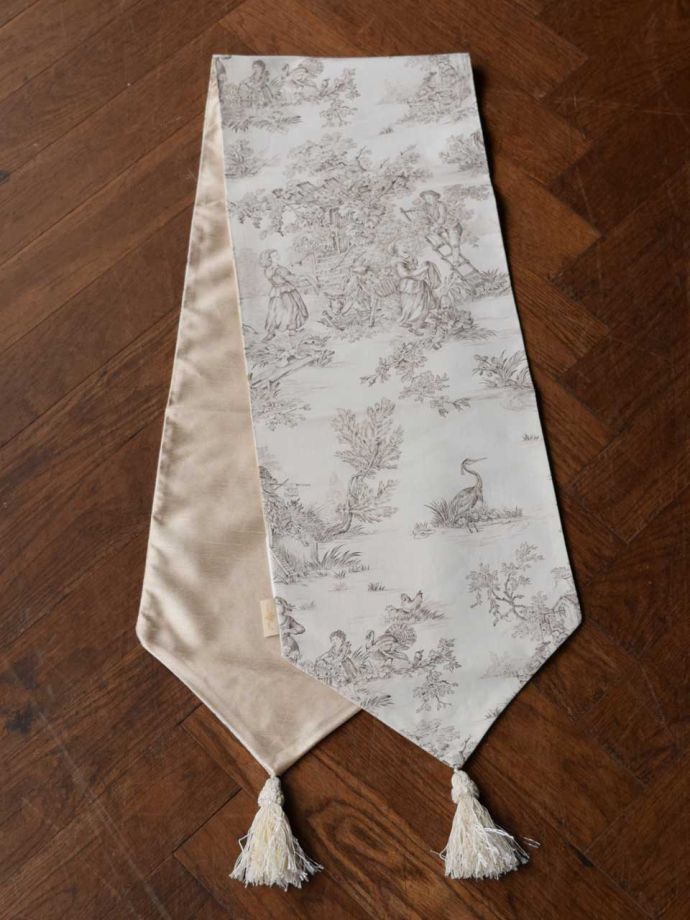 タッセル付きのテーブルランナー