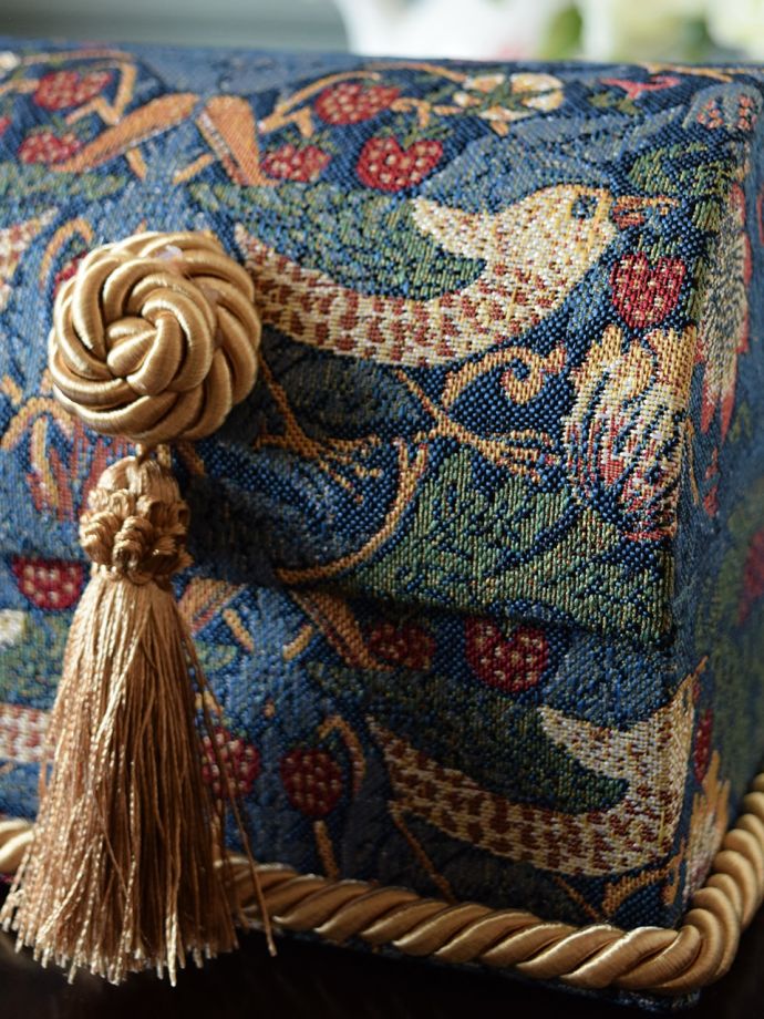 ウィリアムモリス風デザインの小物入れ