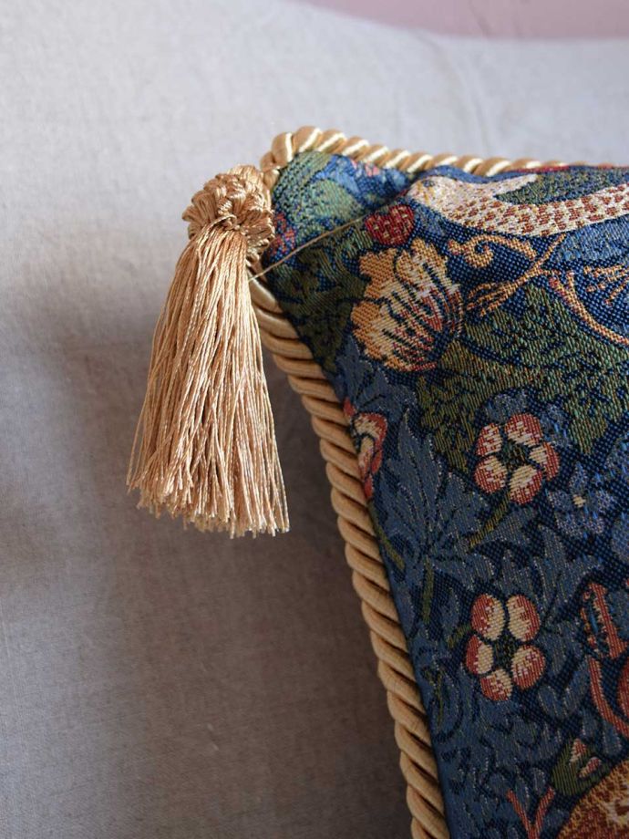 ウィリアムモリス風デザインのクッション