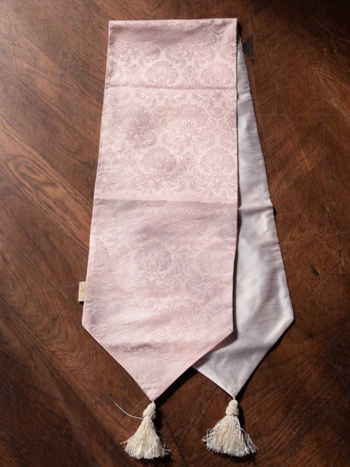 タッセル付きのテーブルランナー