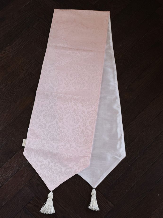 タッセル付きのテーブルランナー