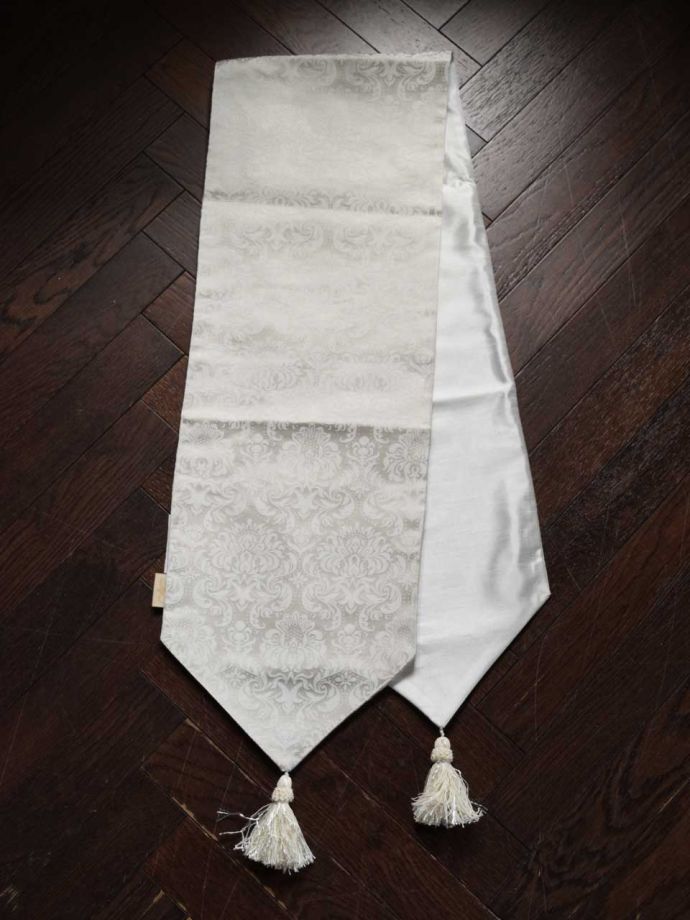 タッセル付きのテーブルランナー