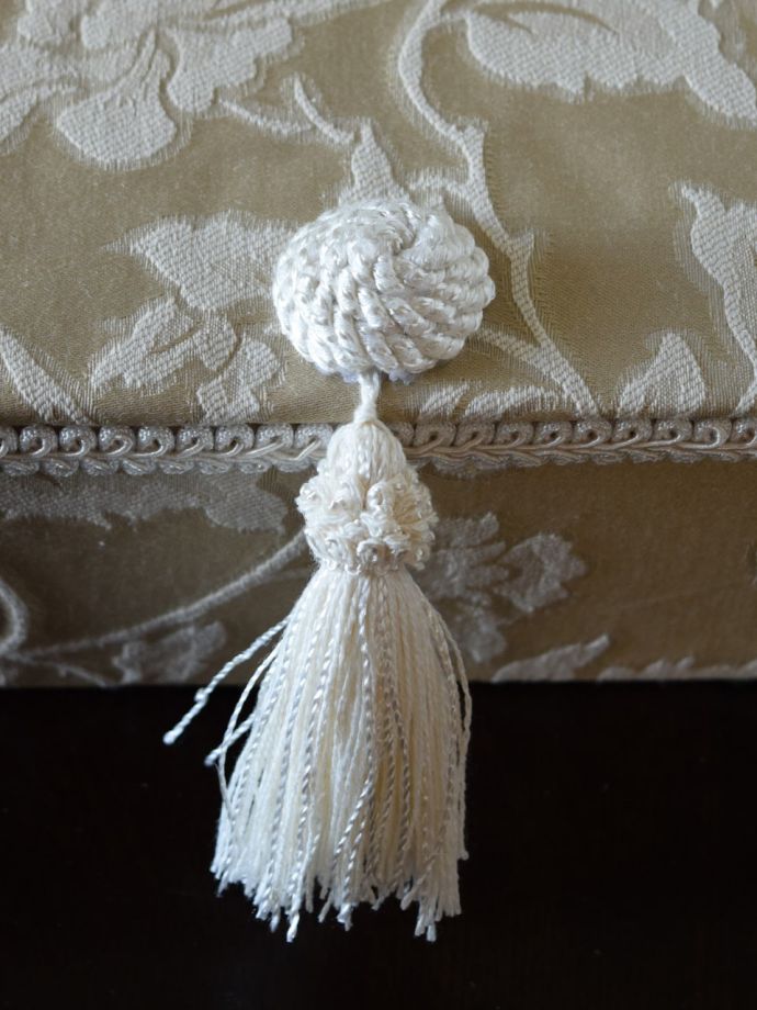 タッセル付きのジュエリーボックス