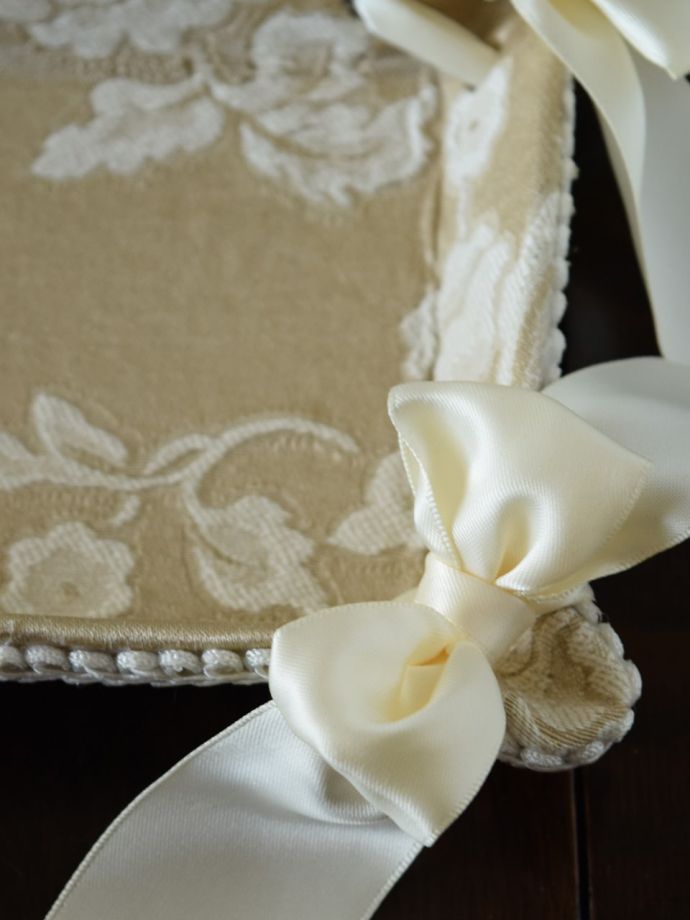 ジェニファーテイラーのトレイ