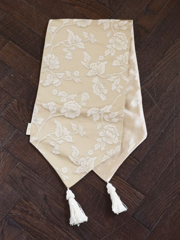 タッセル付きのテーブルランナー