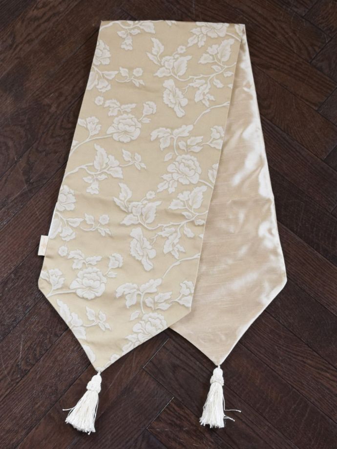 タッセル付きのテーブルランナー