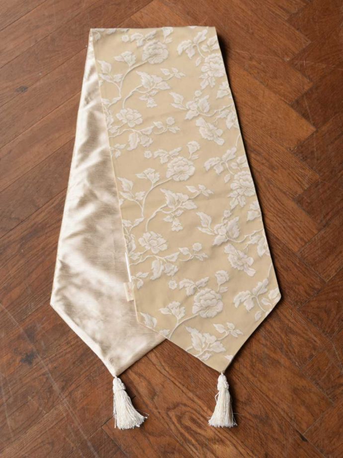 タッセル付きのテーブルランナー