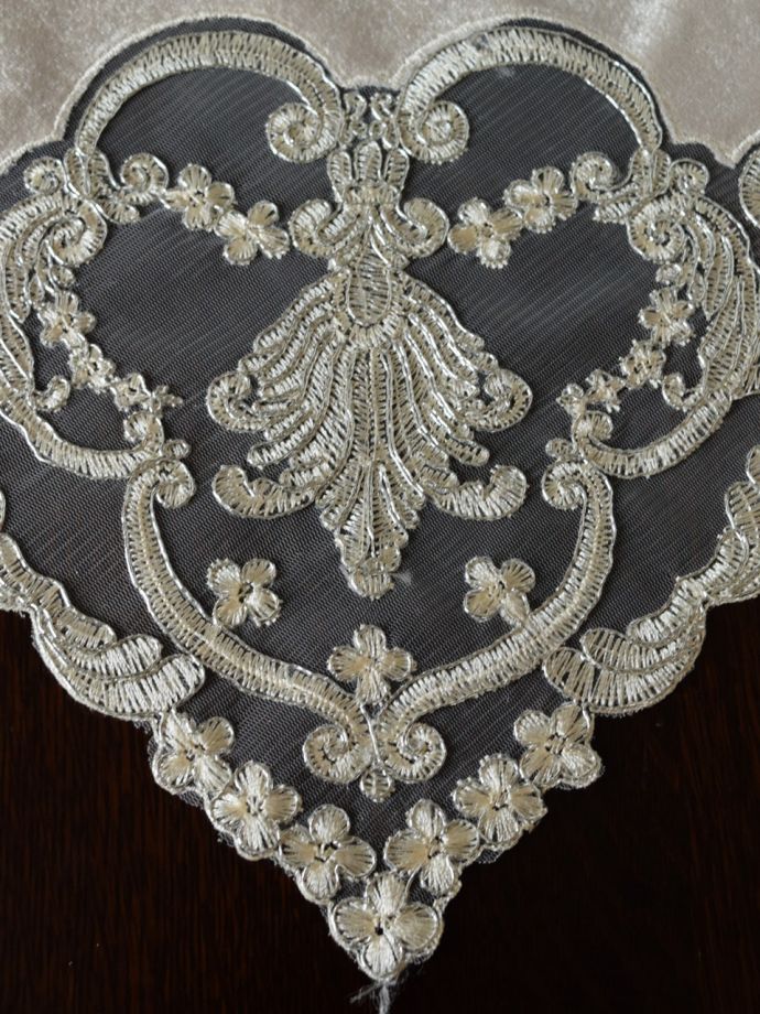 アンティーク調の豪華なテーブルセンター