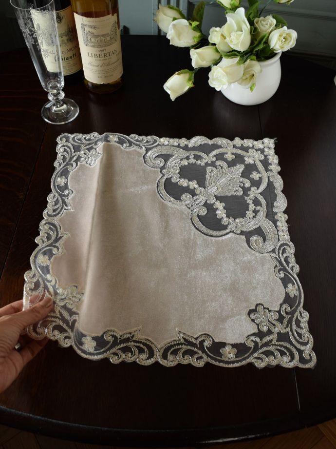 アンティーク風の美しいレース