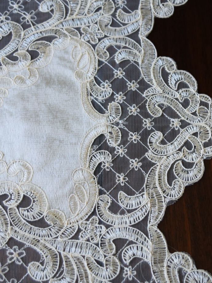 アンティーク調の豪華なテーブルセンター