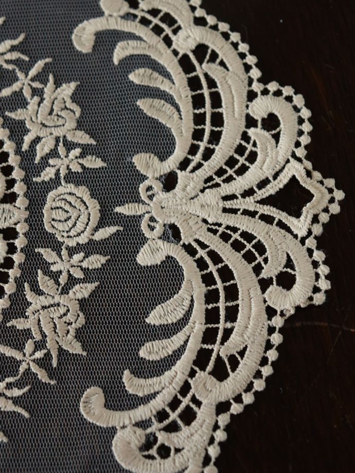 おしゃれなレースドイリー、お花の刺繍が入った可愛いコースター