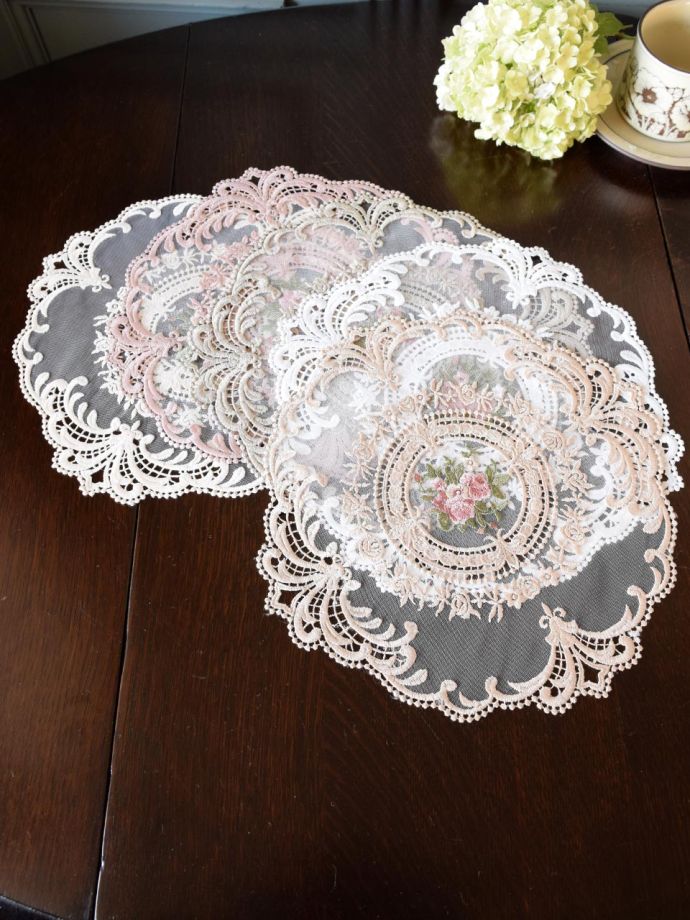 刺繍が美しいレースドイリー