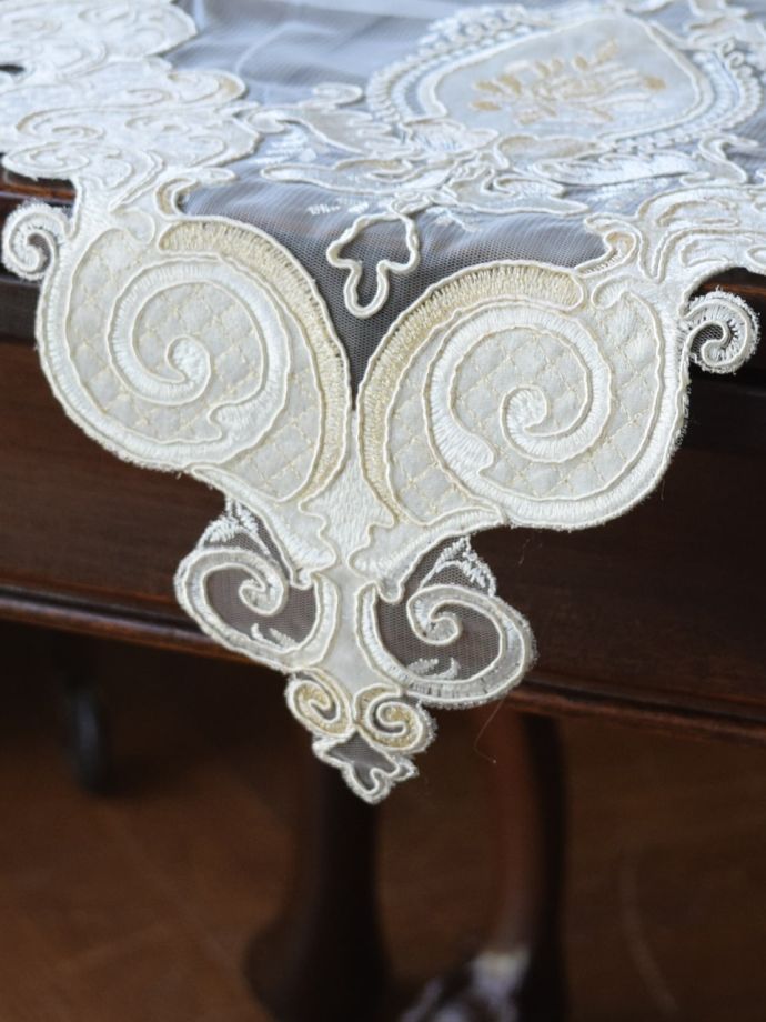 アンティーク調の豪華なテーブルセンター
